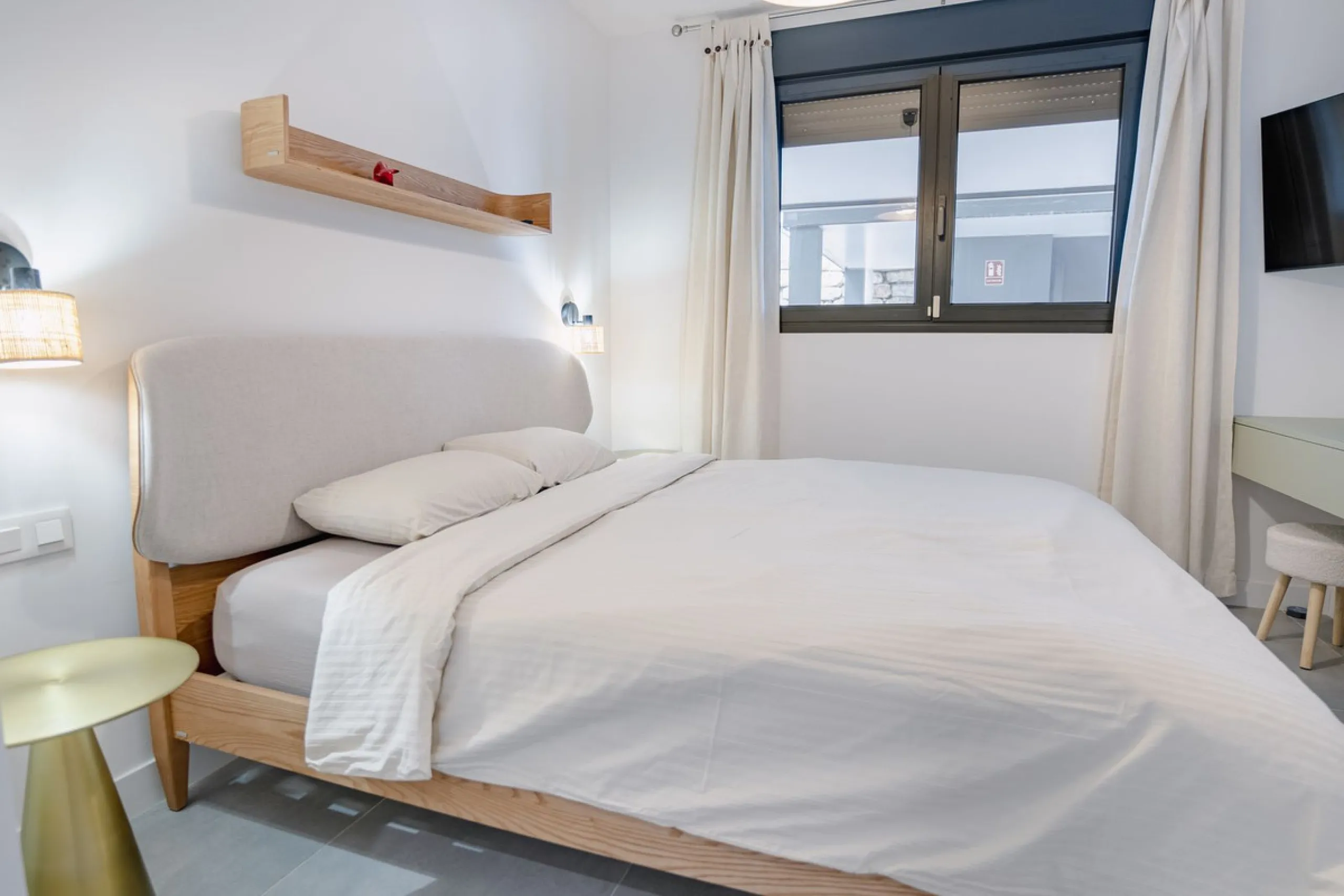 Bright and spacious 3-bedroom, 2-bathroom first-floor apartment located in the sought-after Oasis325 Phase 2 on the New Golden Mile. Featuring beautiful sea views, modern design, and high-quality finishes, this property is ideal for both living and invest