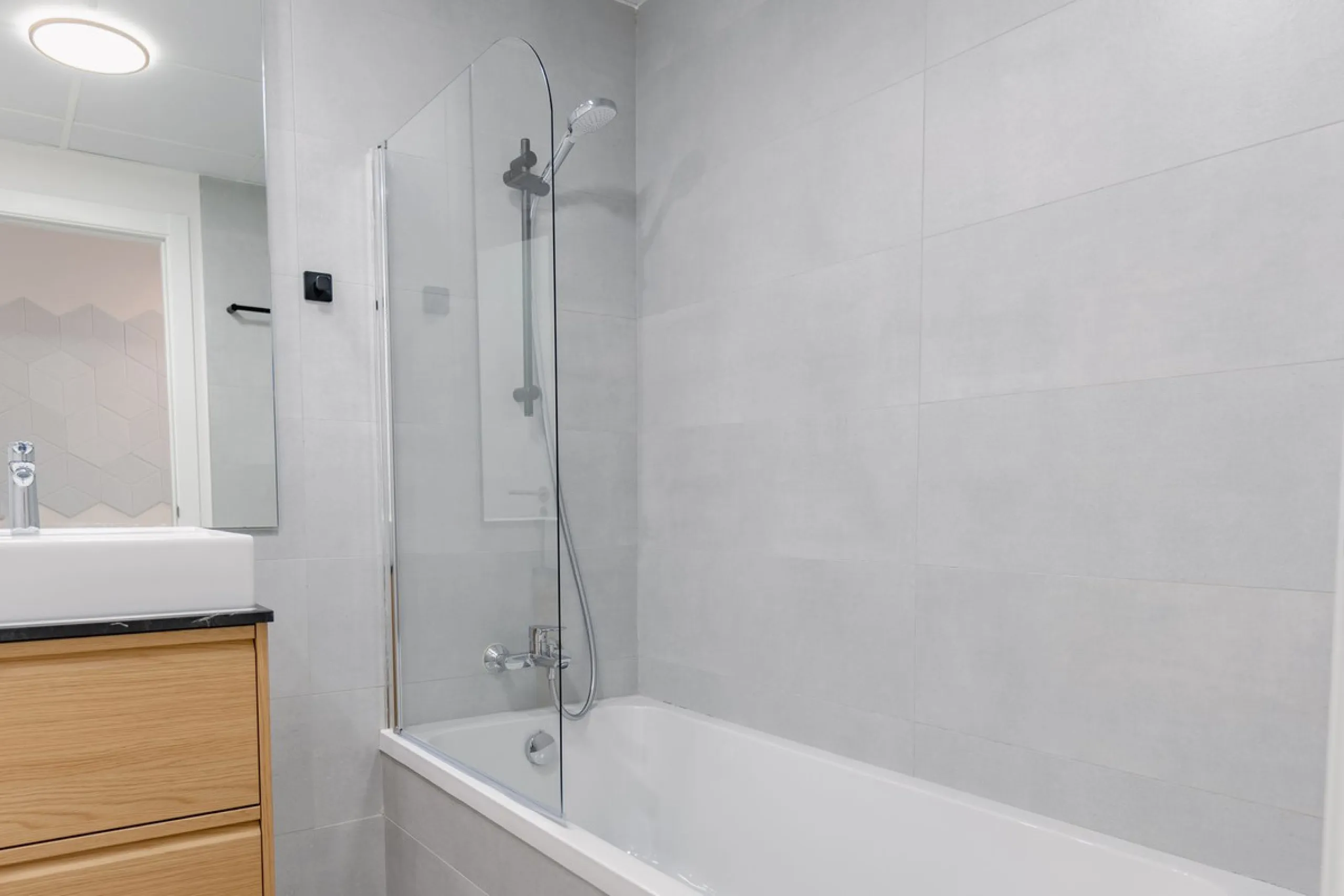 Bright and spacious 3-bedroom, 2-bathroom first-floor apartment located in the sought-after Oasis325 Phase 2 on the New Golden Mile. Featuring beautiful sea views, modern design, and high-quality finishes, this property is ideal for both living and invest