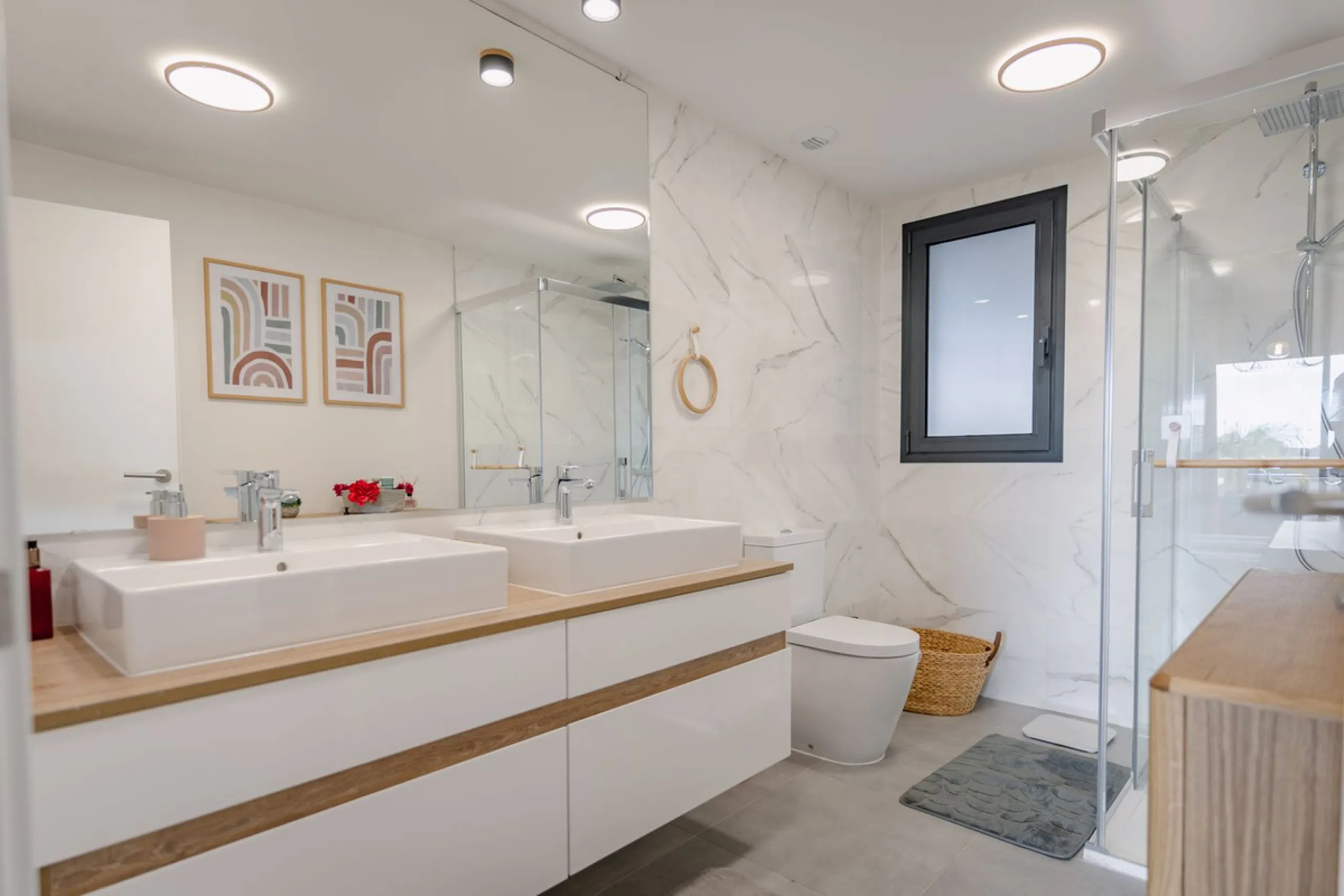 Bright and spacious 3-bedroom, 2-bathroom first-floor apartment located in the sought-after Oasis325 Phase 2 on the New Golden Mile. Featuring beautiful sea views, modern design, and high-quality finishes, this property is ideal for both living and invest