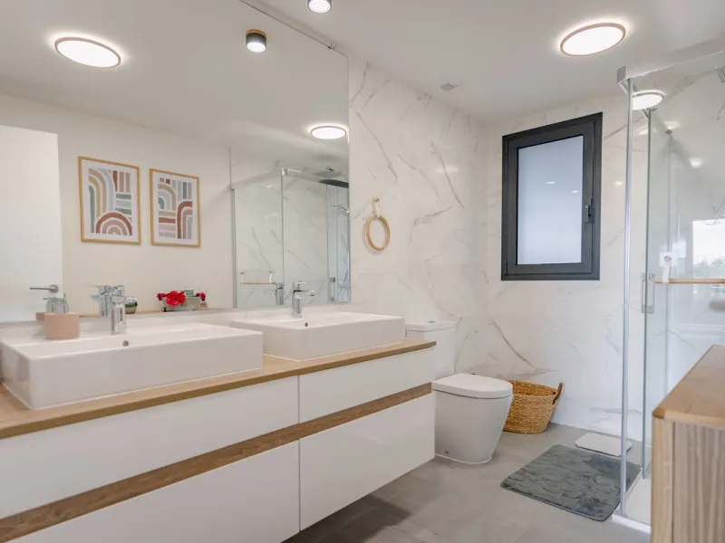 Bright and spacious 3-bedroom, 2-bathroom first-floor apartment located in the sought-after Oasis325 Phase 2 on the New Golden Mile. Featuring beautiful sea views, modern design, and high-quality finishes, this property is ideal for both living and invest