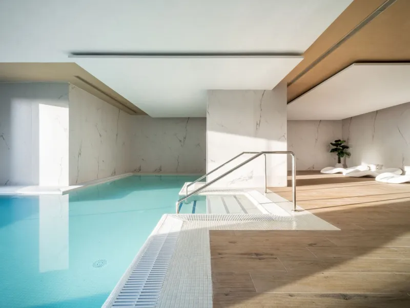 Bright and spacious 3-bedroom, 2-bathroom first-floor apartment located in the sought-after Oasis325 Phase 2 on the New Golden Mile. Featuring beautiful sea views, modern design, and high-quality finishes, this property is ideal for both living and invest