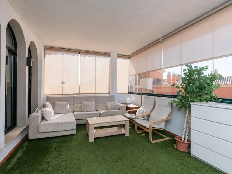 Apartment on one level  in the complex El Mirador de Santa Maria Golf in Elviria in East Marbella. The apartment offers three bedrooms, two bathrooms, a fully equipped modern kitchen, a large and bright living room with access to the covered and glazed te