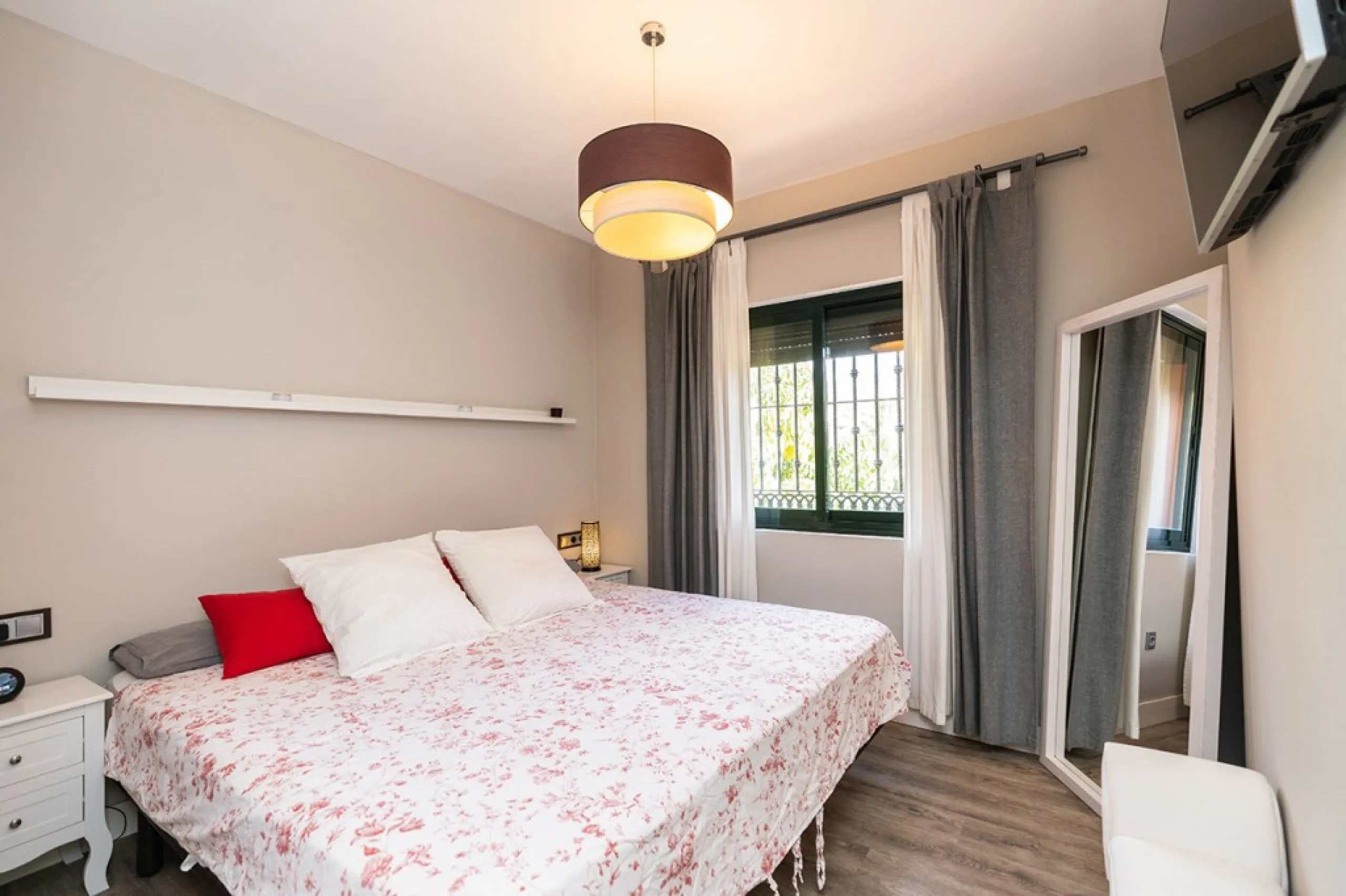 Apartment - Middle Floor Apartment в продаже в Marbella, Málaga. В доме 3 спален и 2 ванных комнат. Площадь дома 132 м²
