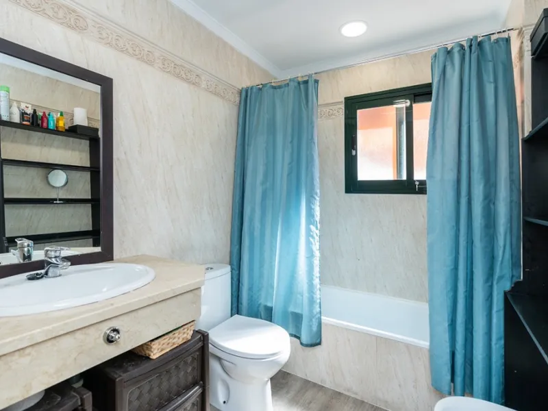 Apartment - Middle Floor Apartment в продаже в Marbella, Málaga. В доме 3 спален и 2 ванных комнат. Площадь дома 132 м²