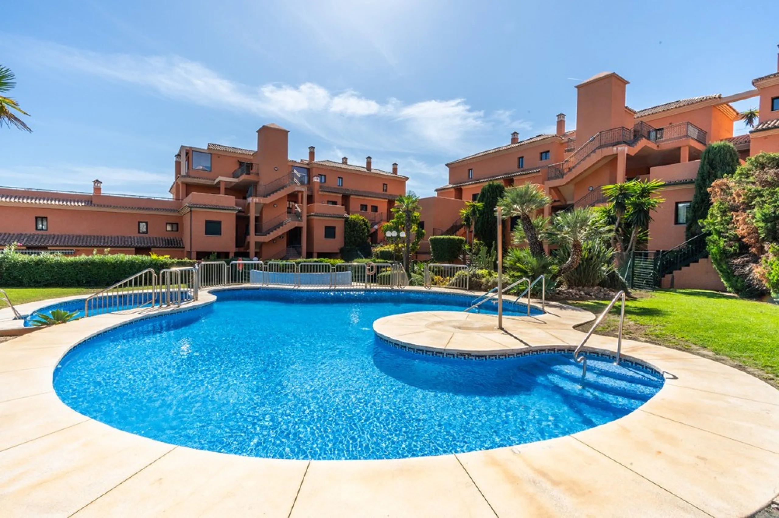 Apartment - Middle Floor Apartment в продаже в Marbella, Málaga. В доме 3 спален и 2 ванных комнат. Площадь дома 132 м²