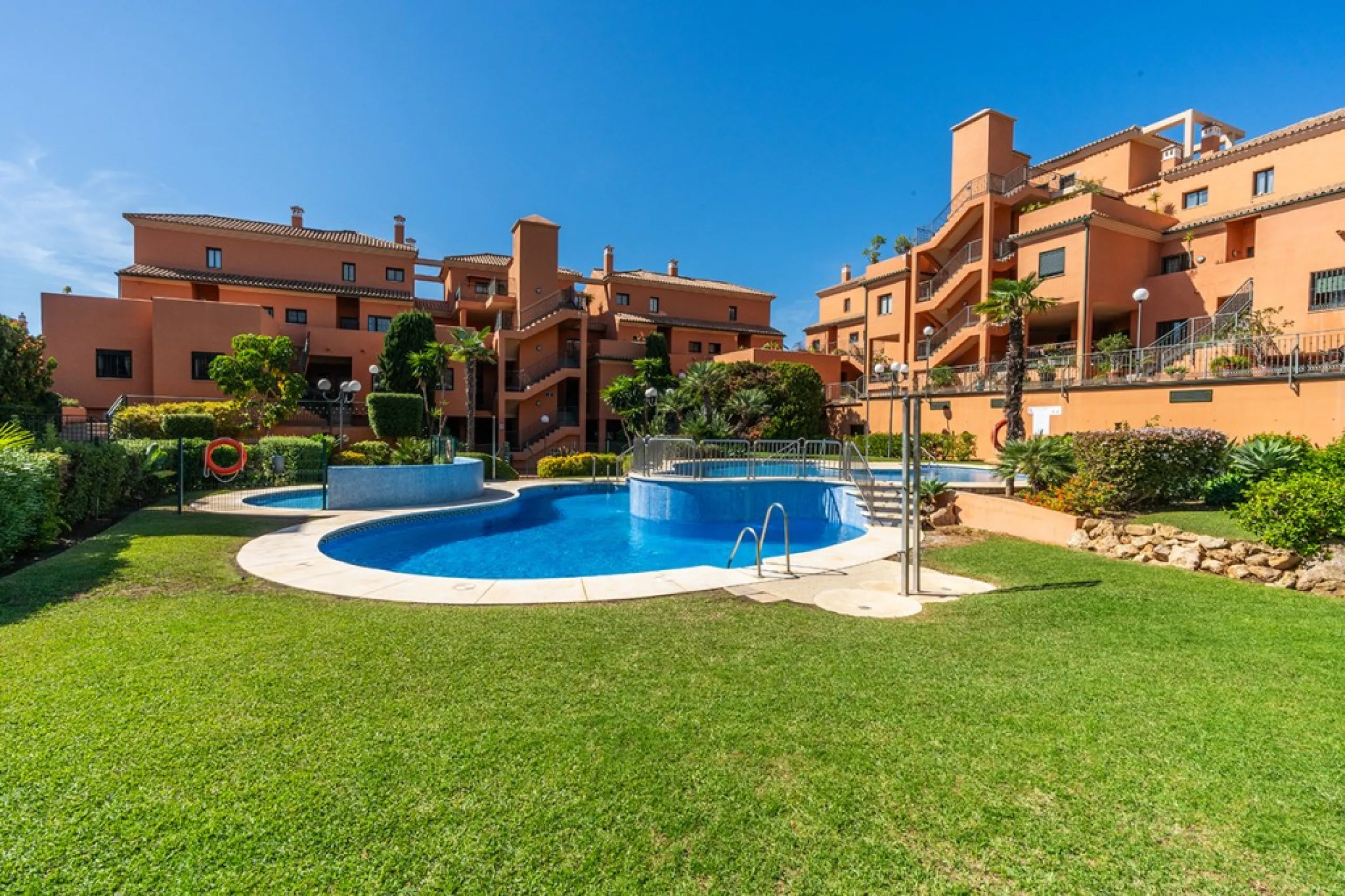 Apartment - Middle Floor Apartment в продаже в Marbella, Málaga. В доме 3 спален и 2 ванных комнат. Площадь дома 132 м²