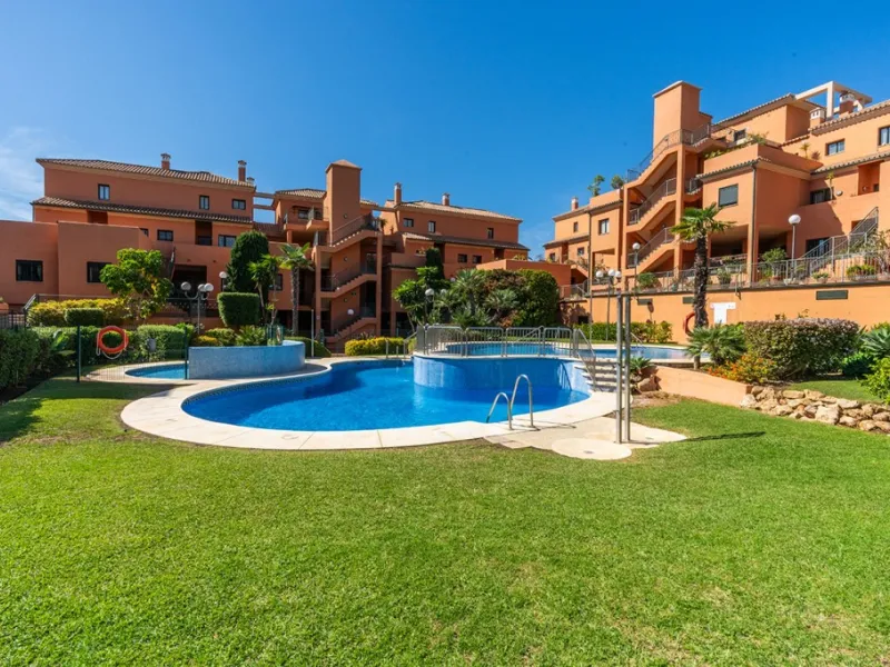 Apartment - Middle Floor Apartment в продаже в Marbella, Málaga. В доме 3 спален и 2 ванных комнат. Площадь дома 132 м²