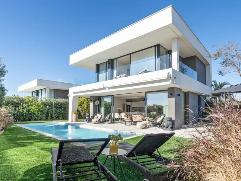Contemporary and high-quality villa in La Duquesa, Manilva!