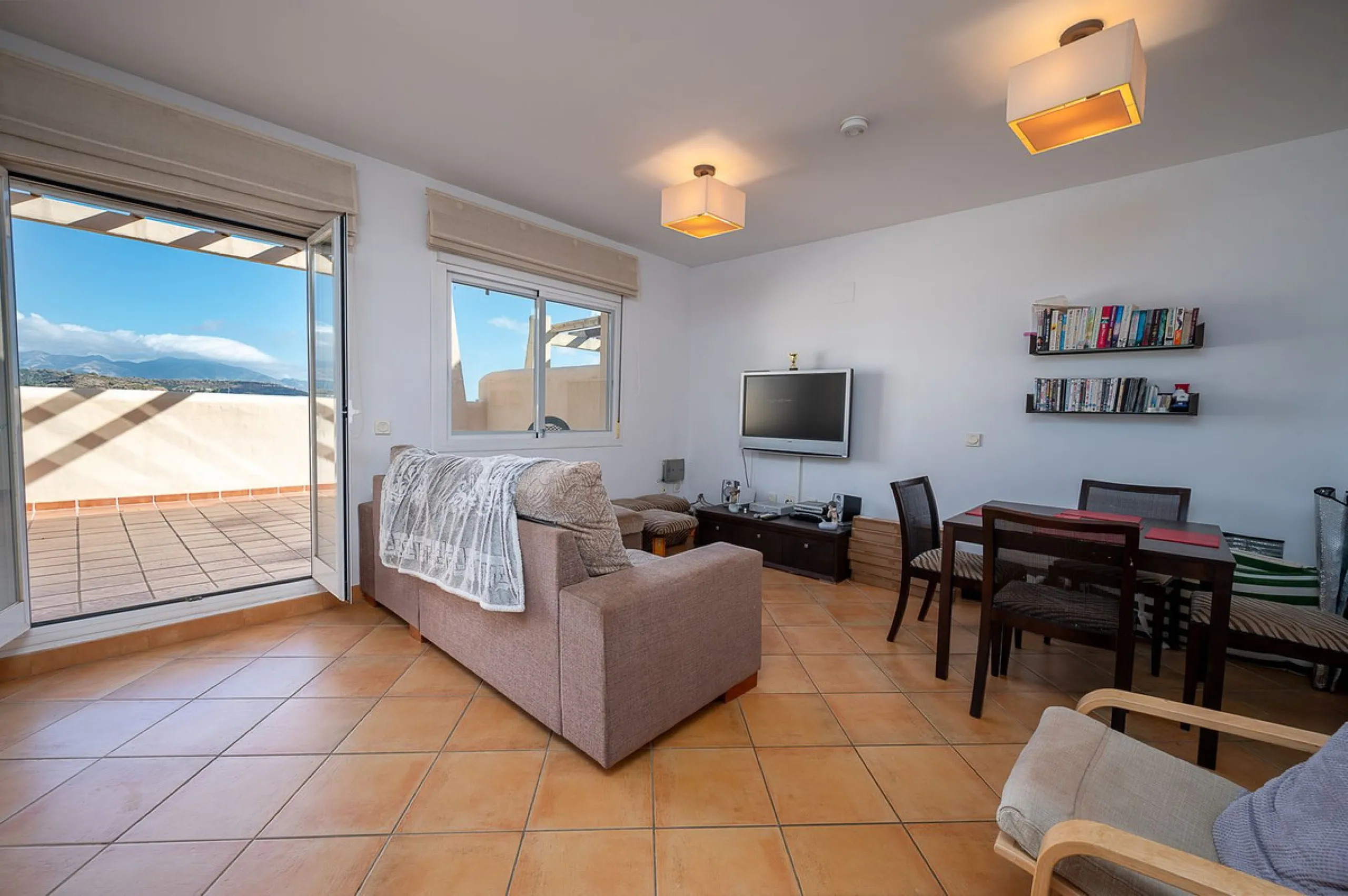 Apartment - Duplex в продаже в Mijas, Málaga. В доме 2 спален и 2 ванных комнат. Площадь дома 131 м²