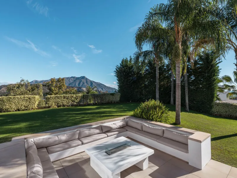 Designed by a distinguished architect, this villa is spread over two levels with an impressive built area. It features five luxurious bedrooms, each with its ensuite bathroom, an additional guest toilet, and a guest apartment that matches the main villa's