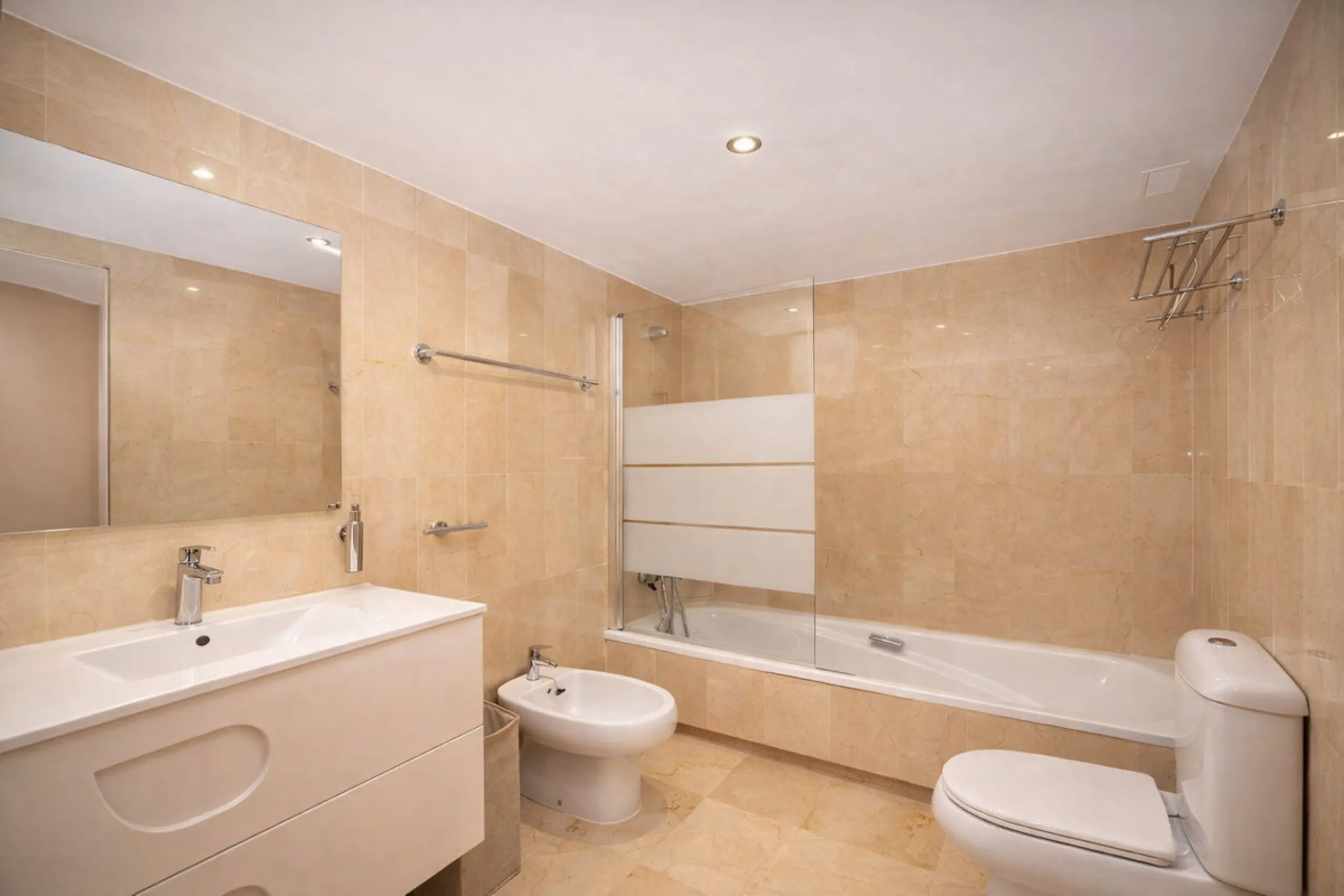 Apartment - Middle Floor Apartment в продаже в Marbella, Málaga. В доме 2 спален и 2 ванных комнат. Площадь дома 126 м²