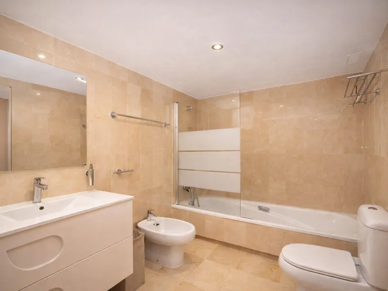 Apartment - Middle Floor Apartment в продаже в Marbella, Málaga. В доме 2 спален и 2 ванных комнат. Площадь дома 126 м²