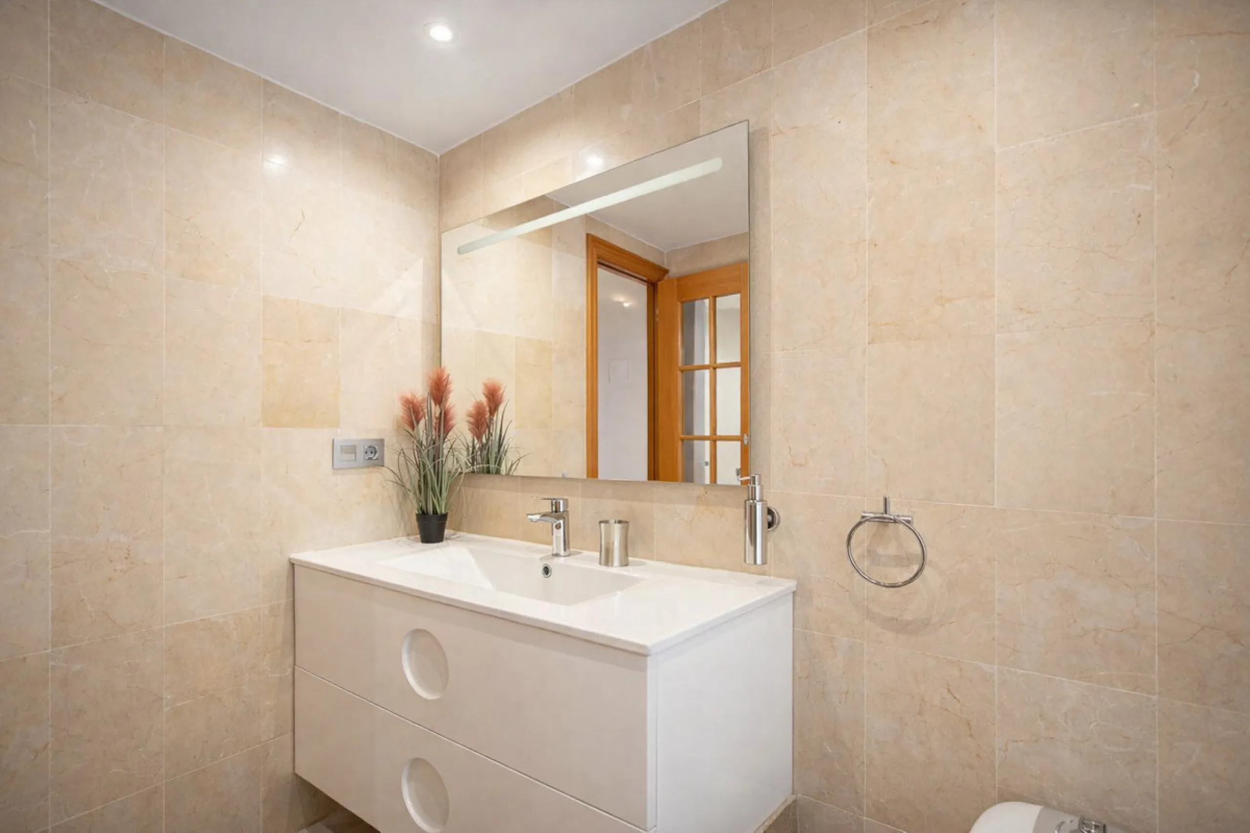 Apartment - Middle Floor Apartment в продаже в Marbella, Málaga. В доме 2 спален и 2 ванных комнат. Площадь дома 126 м²