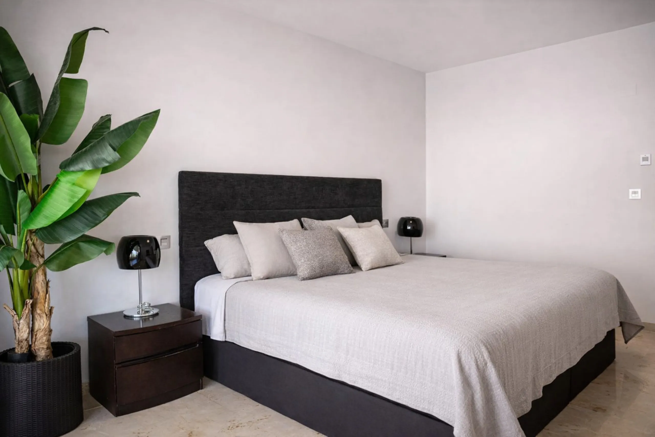 Apartment - Middle Floor Apartment в продаже в Marbella, Málaga. В доме 2 спален и 2 ванных комнат. Площадь дома 126 м²