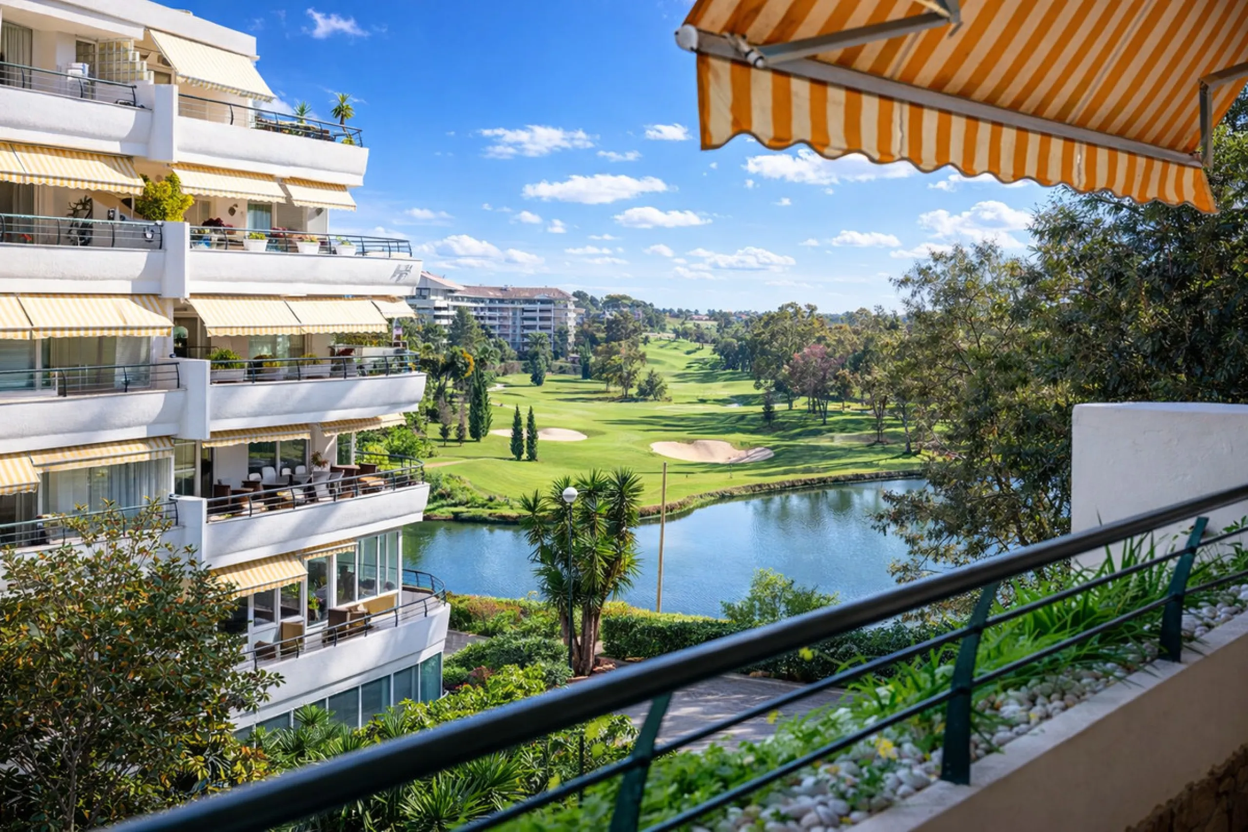 Apartment - Middle Floor Apartment в продаже в Marbella, Málaga. В доме 2 спален и 2 ванных комнат. Площадь дома 126 м²