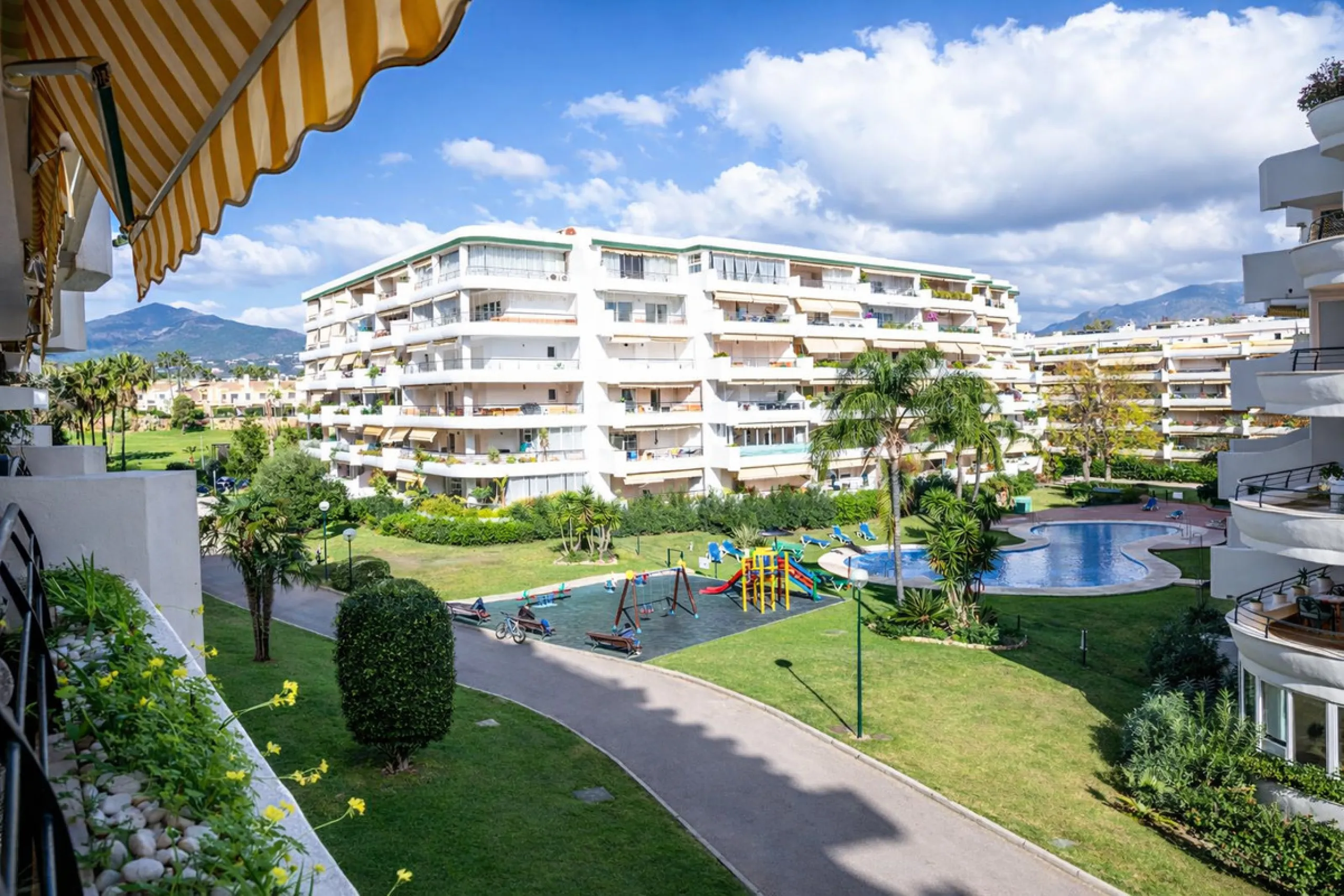 Apartment - Middle Floor Apartment в продаже в Marbella, Málaga. В доме 2 спален и 2 ванных комнат. Площадь дома 126 м²