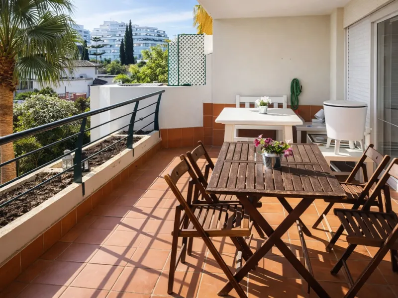 Located in one of the most established and highly regarded private residential communities in Guadalmina, this attractive apartment enjoys a prime frontline golf position and offers a peaceful, elegant setting surrounded by greenery. A versatile property,