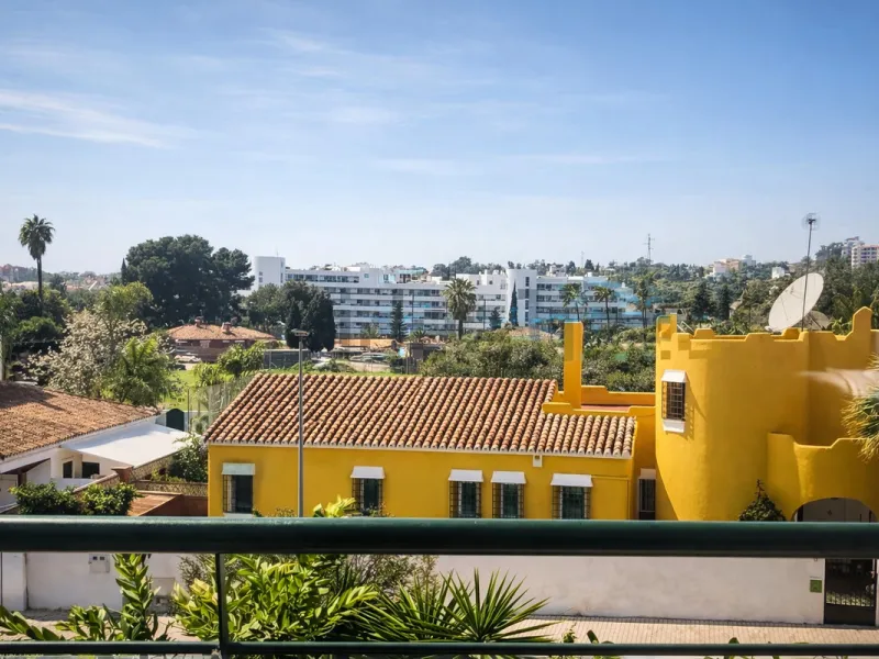 Located in one of the most established and highly regarded private residential communities in Guadalmina, this attractive apartment enjoys a prime frontline golf position and offers a peaceful, elegant setting surrounded by greenery. A versatile property,