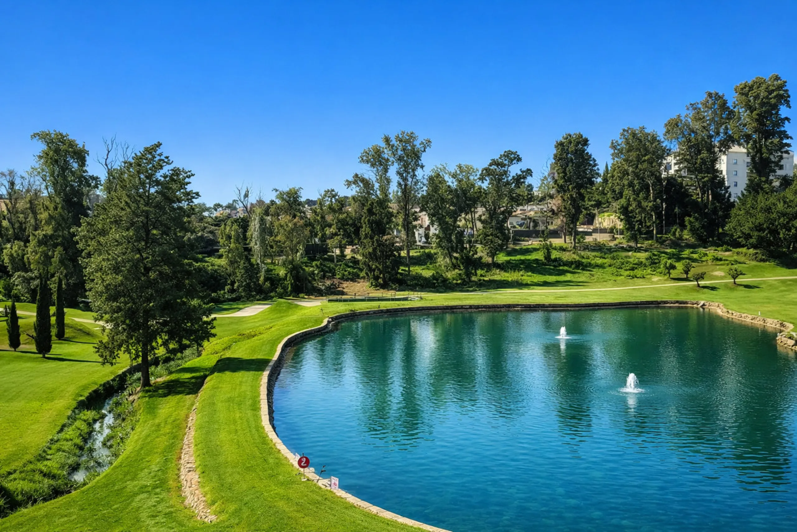 Located in one of the most established and highly regarded private residential communities in Guadalmina, this attractive apartment enjoys a prime frontline golf position and offers a peaceful, elegant setting surrounded by greenery. A versatile property,