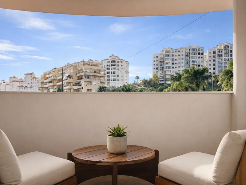 Spectacular 120 m² apartment, recently renovated with high-quality materials and finishes. The property is delivered fully furnished and ready to move in, decorated with exclusive furniture and equipped with top-of-the-line appliances, offering a modern, 