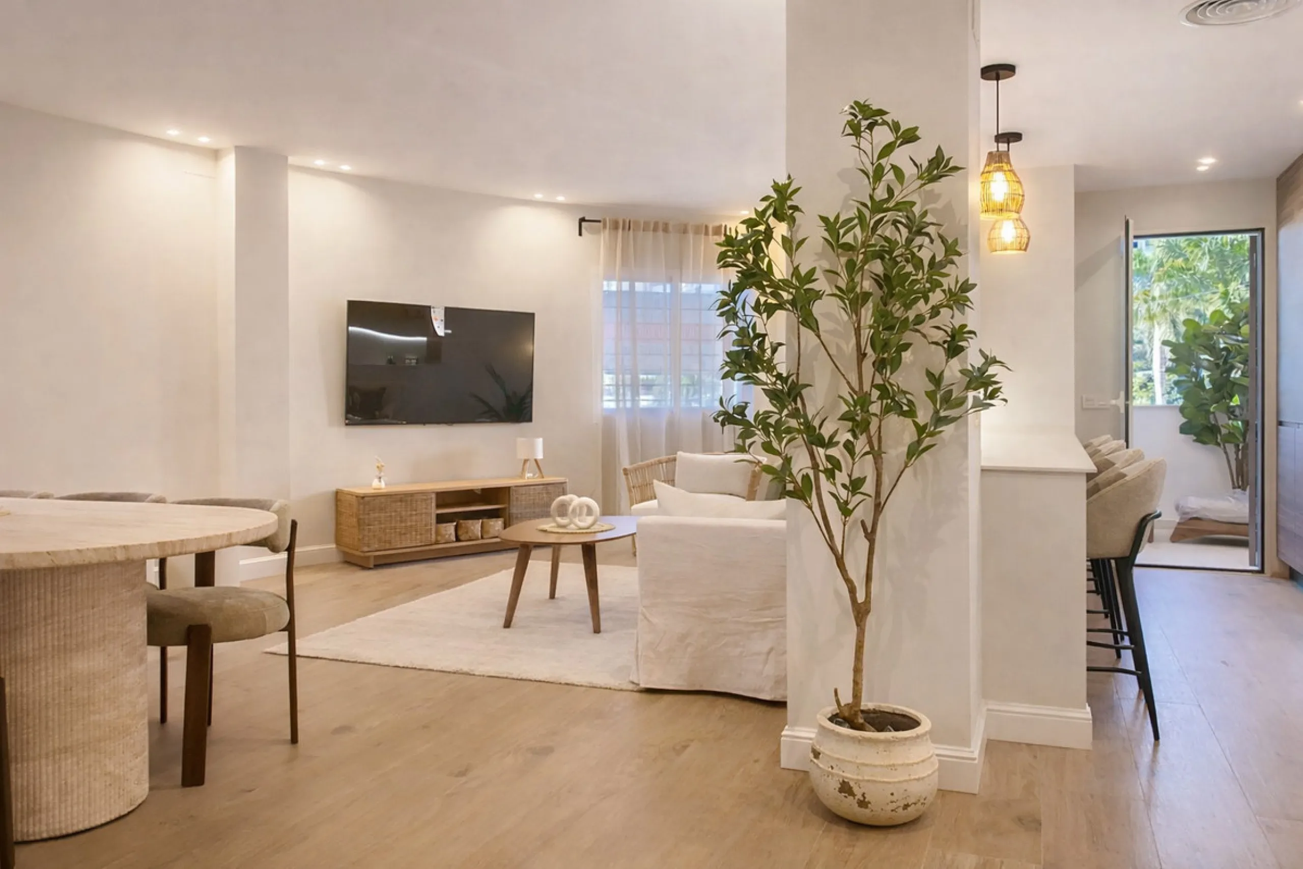 Spectacular 120 m² apartment, recently renovated with high-quality materials and finishes. The property is delivered fully furnished and ready to move in, decorated with exclusive furniture and equipped with top-of-the-line appliances, offering a modern, 