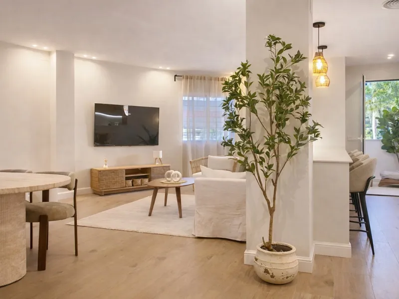 Spectacular 120 m² apartment, recently renovated with high-quality materials and finishes. The property is delivered fully furnished and ready to move in, decorated with exclusive furniture and equipped with top-of-the-line appliances, offering a modern, 