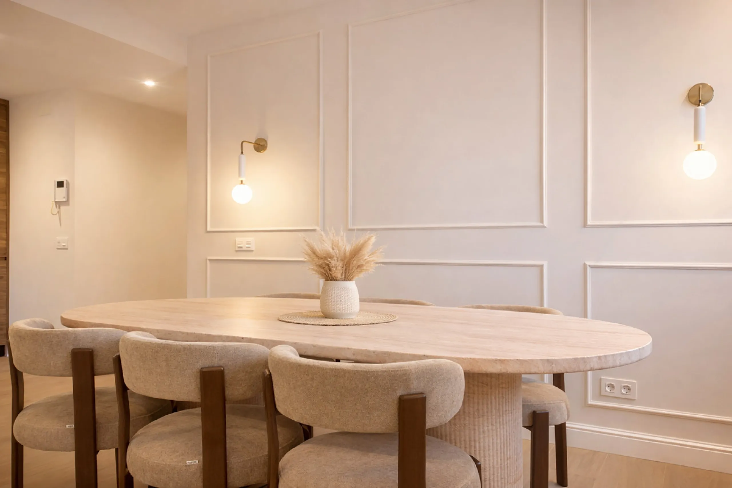 Spectacular 120 m² apartment, recently renovated with high-quality materials and finishes. The property is delivered fully furnished and ready to move in, decorated with exclusive furniture and equipped with top-of-the-line appliances, offering a modern, 