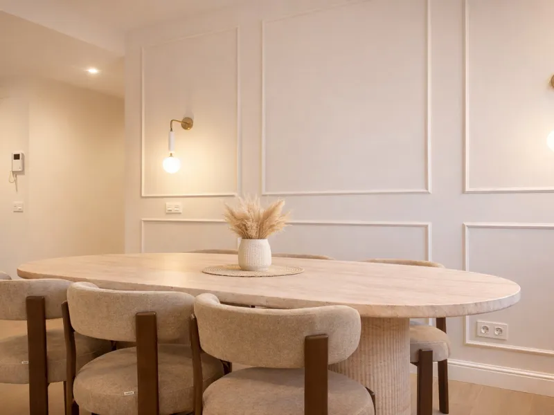 Spectacular 120 m² apartment, recently renovated with high-quality materials and finishes. The property is delivered fully furnished and ready to move in, decorated with exclusive furniture and equipped with top-of-the-line appliances, offering a modern, 