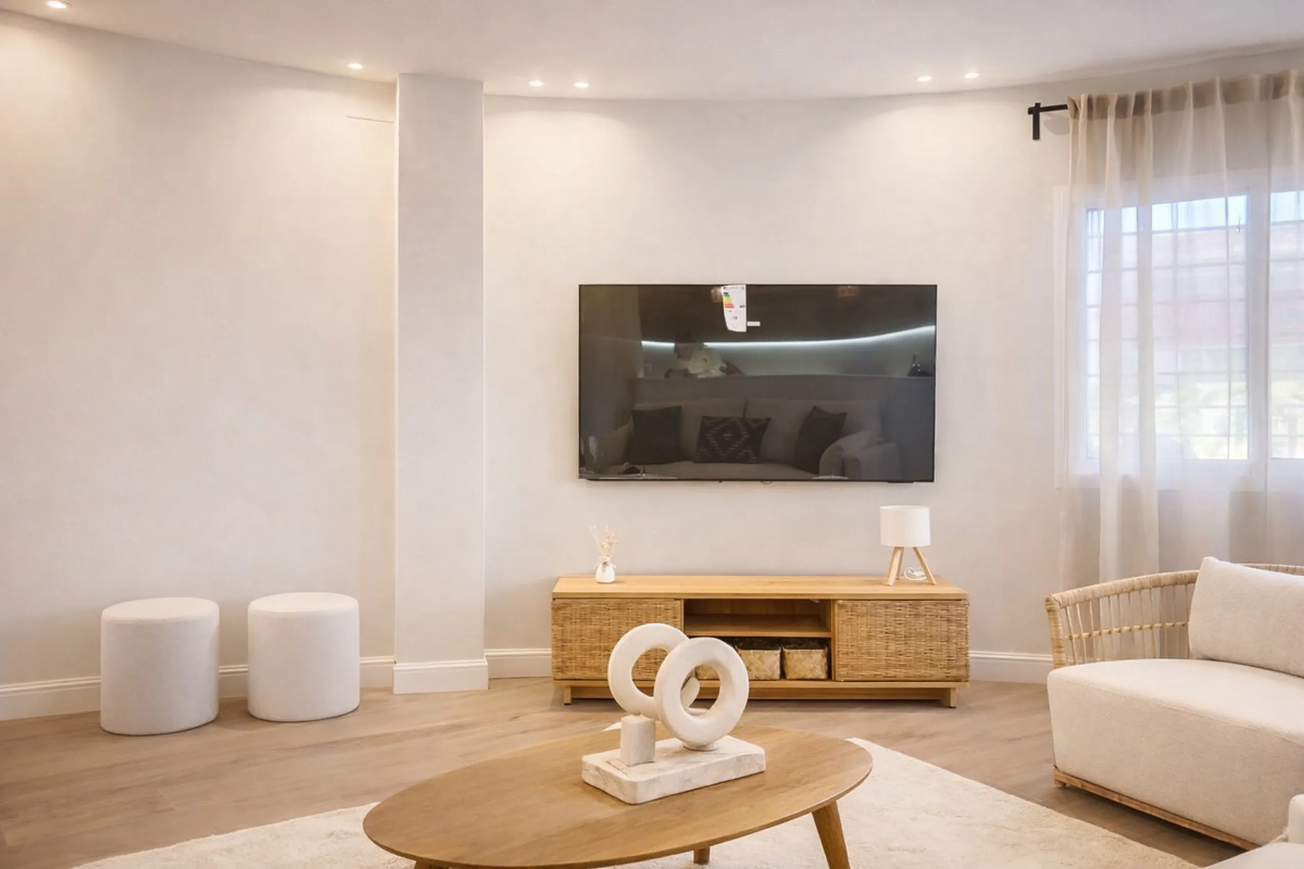Spectacular 120 m² apartment, recently renovated with high-quality materials and finishes. The property is delivered fully furnished and ready to move in, decorated with exclusive furniture and equipped with top-of-the-line appliances, offering a modern, 
