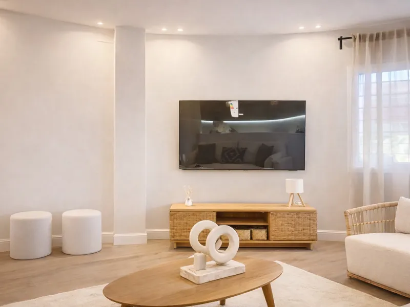 Spectacular 120 m² apartment, recently renovated with high-quality materials and finishes. The property is delivered fully furnished and ready to move in, decorated with exclusive furniture and equipped with top-of-the-line appliances, offering a modern, 