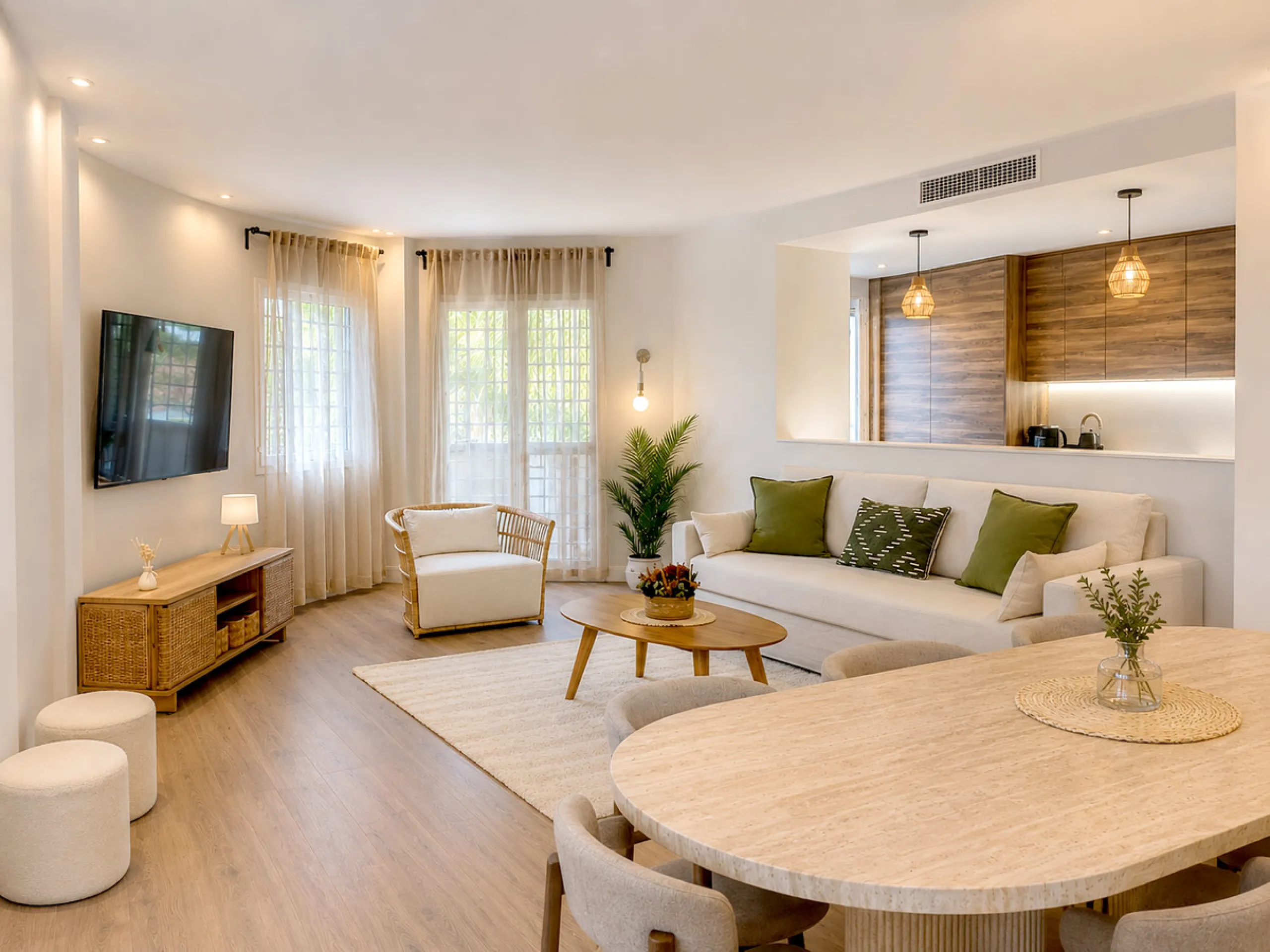 Spectacular 120 m² apartment, recently renovated with high-quality materials and finishes. The property is delivered fully furnished and ready to move in, decorated with exclusive furniture and equipped with top-of-the-line appliances, offering a modern, 