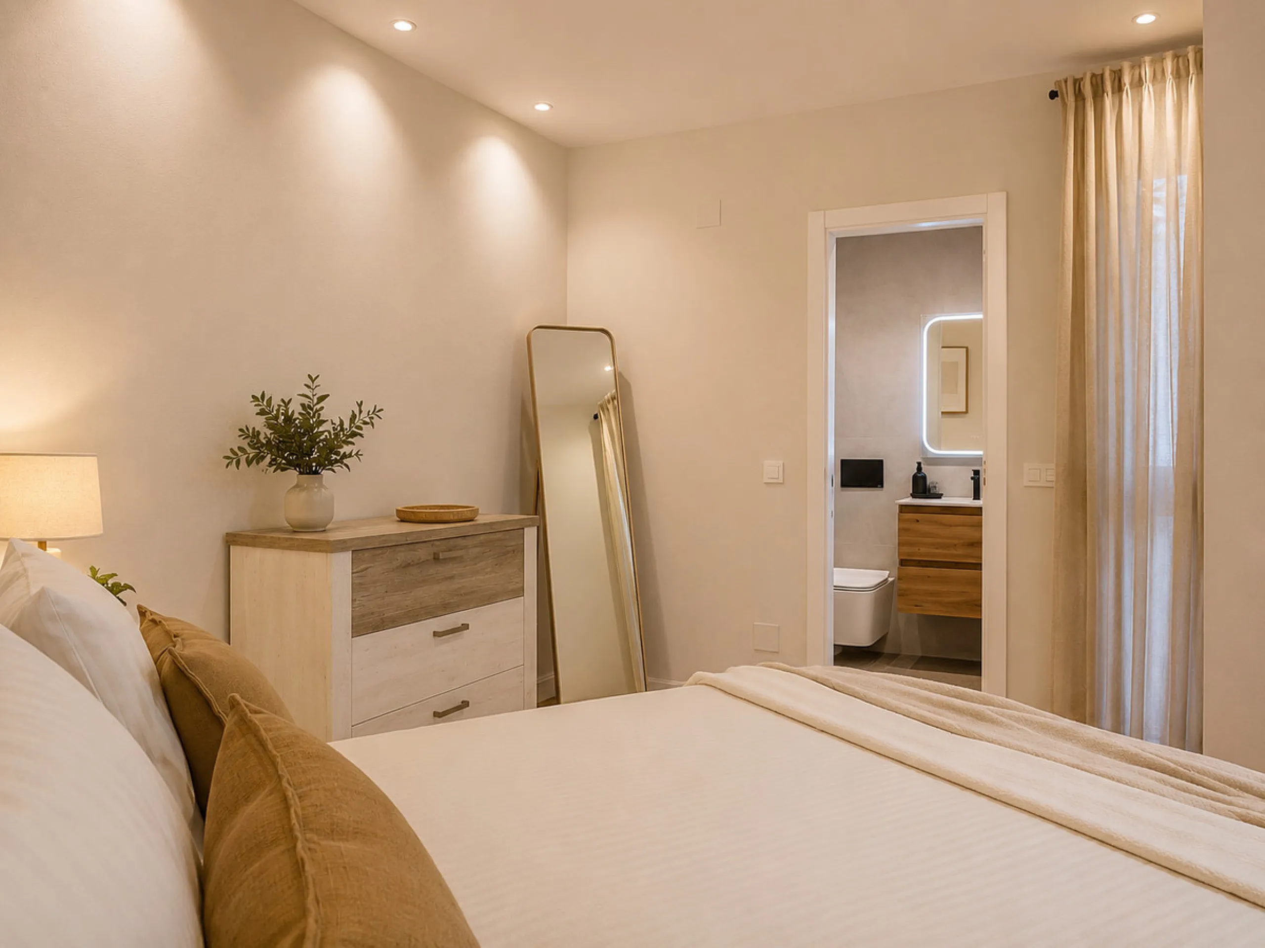 Spectacular 120 m² apartment, recently renovated with high-quality materials and finishes. The property is delivered fully furnished and ready to move in, decorated with exclusive furniture and equipped with top-of-the-line appliances, offering a modern, 