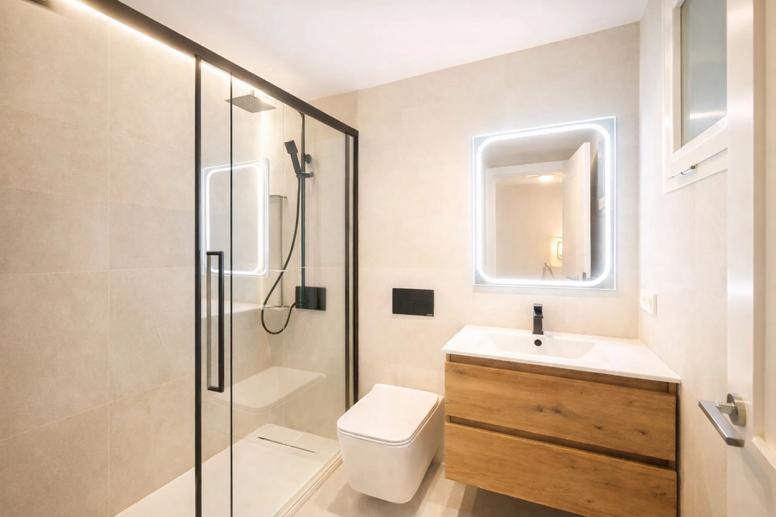 Spectacular 120 m² apartment, recently renovated with high-quality materials and finishes. The property is delivered fully furnished and ready to move in, decorated with exclusive furniture and equipped with top-of-the-line appliances, offering a modern, 