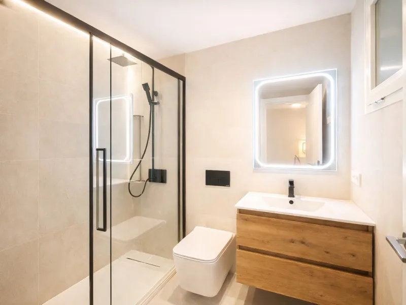 Spectacular 120 m² apartment, recently renovated with high-quality materials and finishes. The property is delivered fully furnished and ready to move in, decorated with exclusive furniture and equipped with top-of-the-line appliances, offering a modern, 