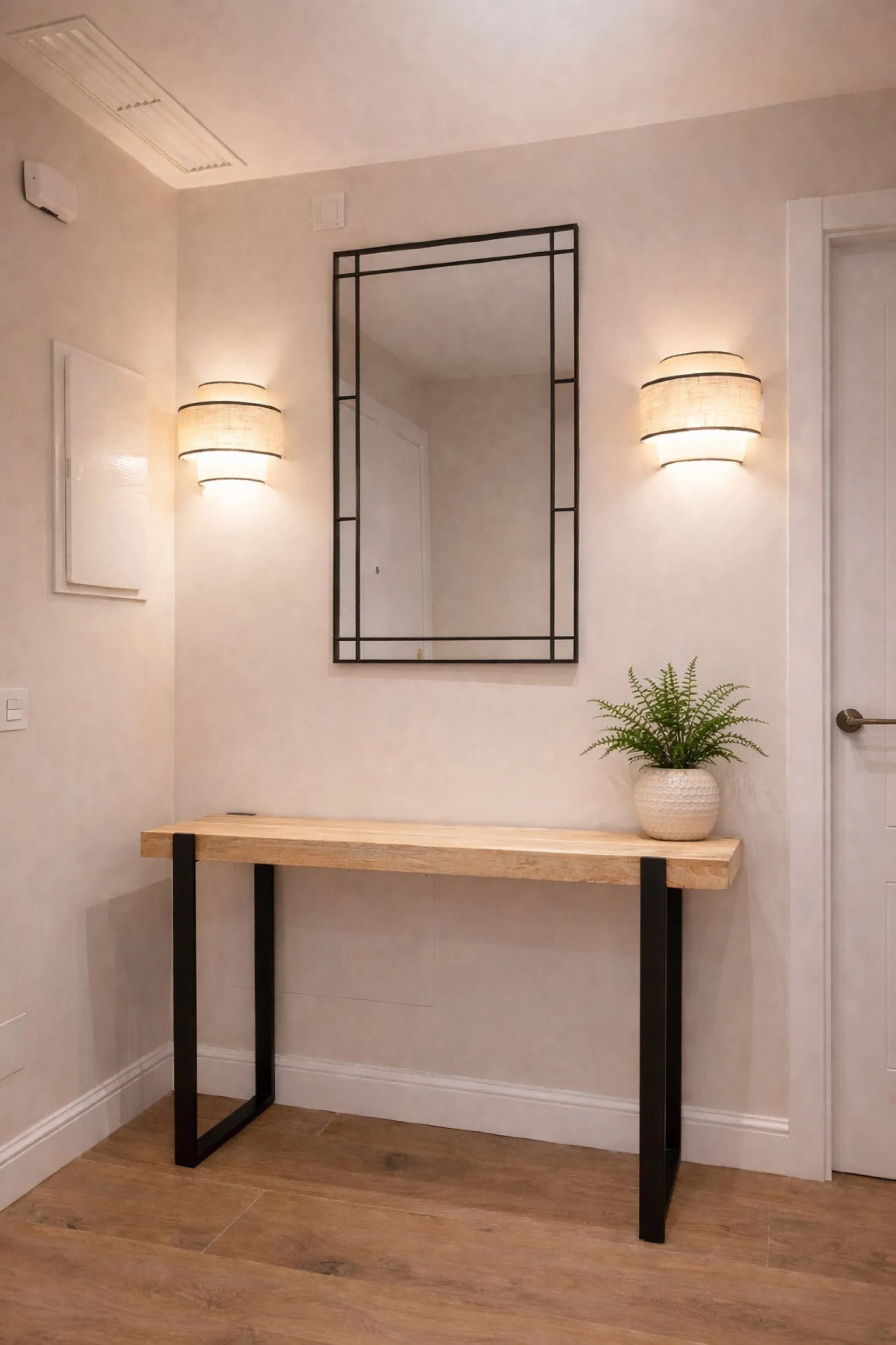 Spectacular 120 m² apartment, recently renovated with high-quality materials and finishes. The property is delivered fully furnished and ready to move in, decorated with exclusive furniture and equipped with top-of-the-line appliances, offering a modern, 