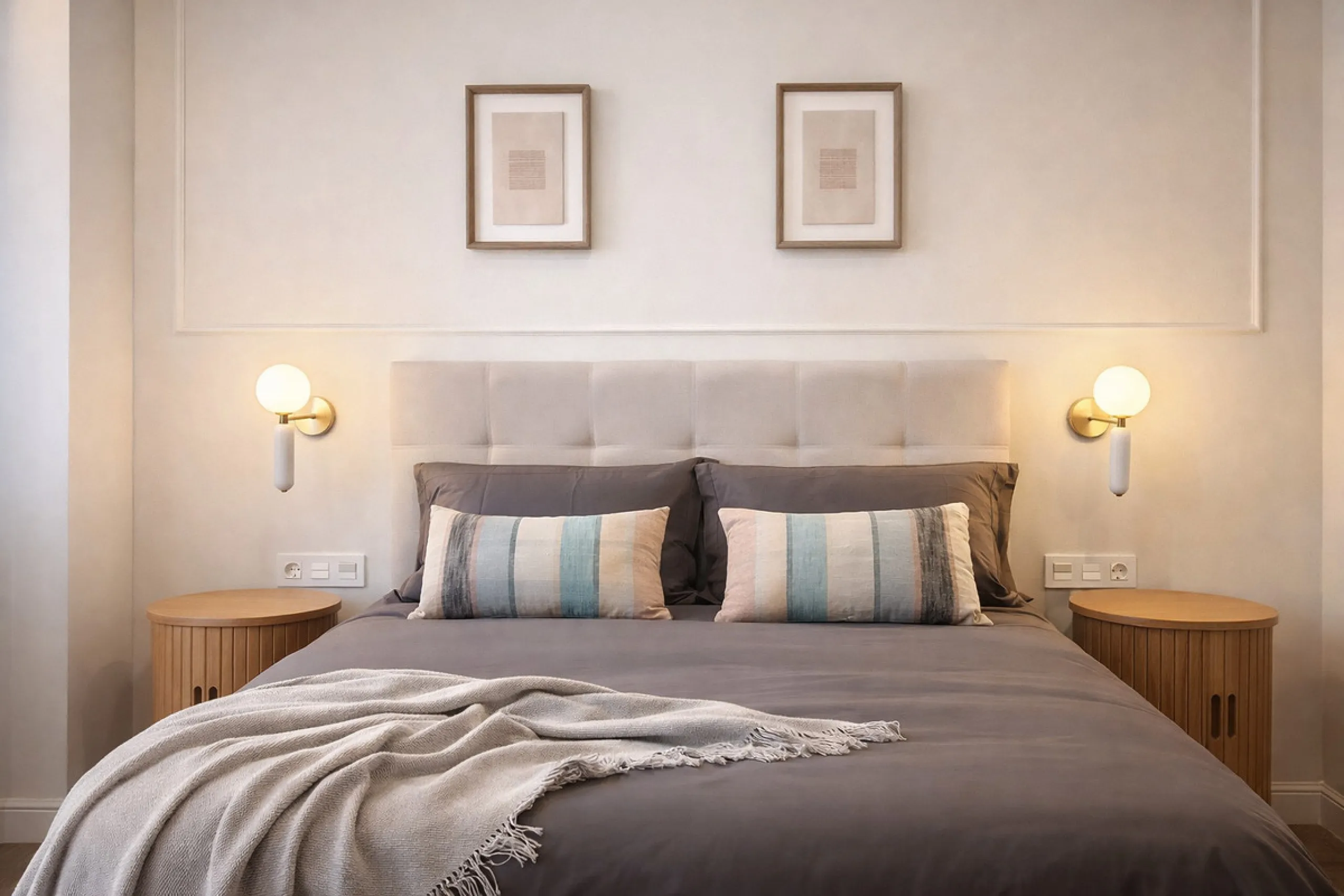 Spectacular 120 m² apartment, recently renovated with high-quality materials and finishes. The property is delivered fully furnished and ready to move in, decorated with exclusive furniture and equipped with top-of-the-line appliances, offering a modern, 