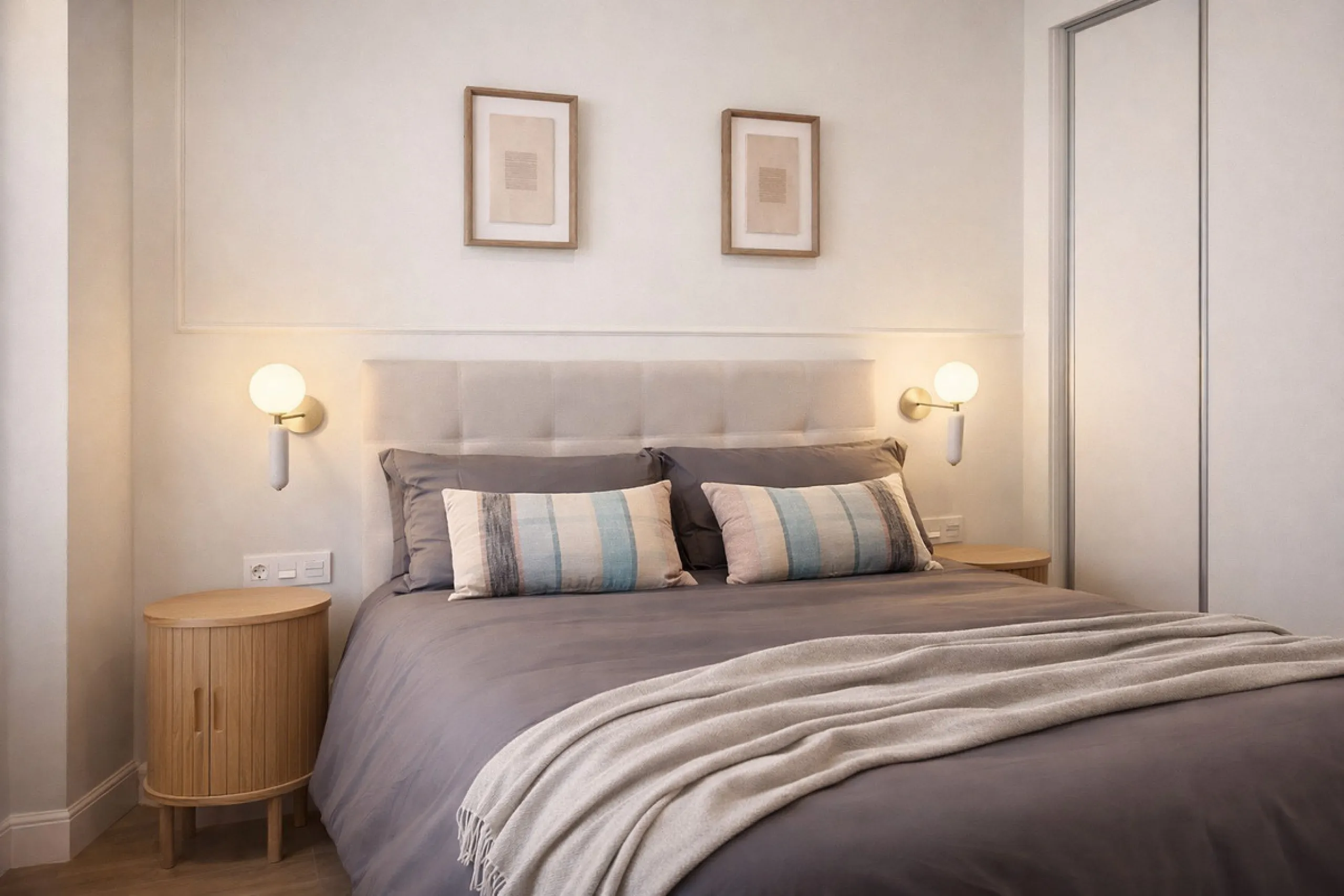 Spectacular 120 m² apartment, recently renovated with high-quality materials and finishes. The property is delivered fully furnished and ready to move in, decorated with exclusive furniture and equipped with top-of-the-line appliances, offering a modern, 