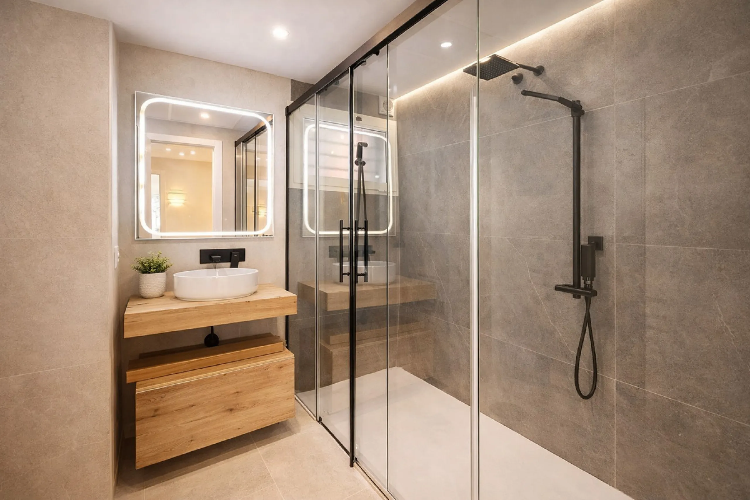 Spectacular 120 m² apartment, recently renovated with high-quality materials and finishes. The property is delivered fully furnished and ready to move in, decorated with exclusive furniture and equipped with top-of-the-line appliances, offering a modern, 