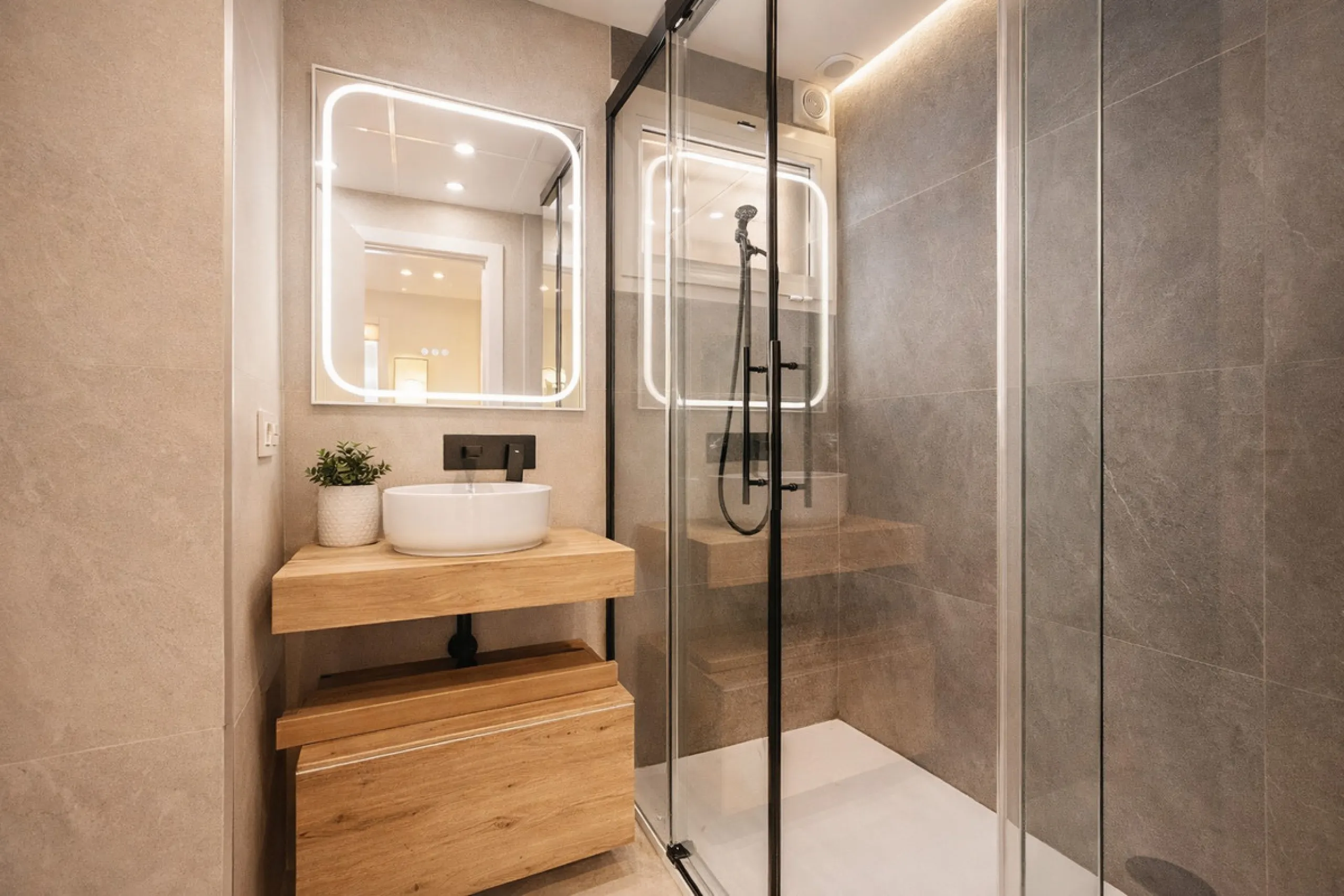 Spectacular 120 m² apartment, recently renovated with high-quality materials and finishes. The property is delivered fully furnished and ready to move in, decorated with exclusive furniture and equipped with top-of-the-line appliances, offering a modern, 