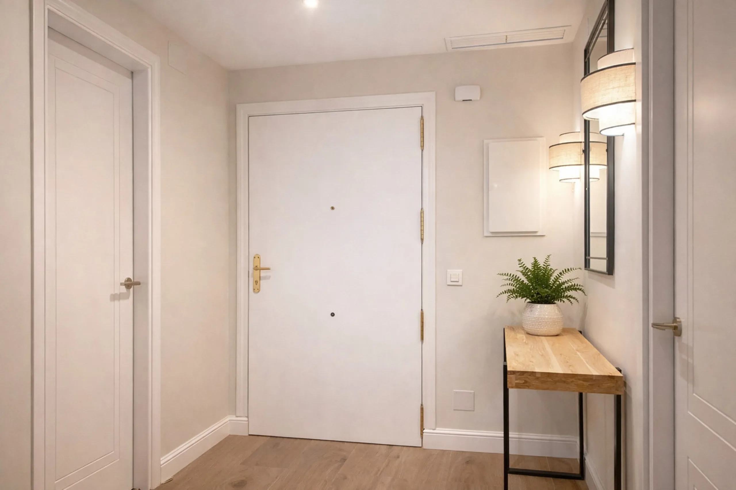 Spectacular 120 m² apartment, recently renovated with high-quality materials and finishes. The property is delivered fully furnished and ready to move in, decorated with exclusive furniture and equipped with top-of-the-line appliances, offering a modern, 