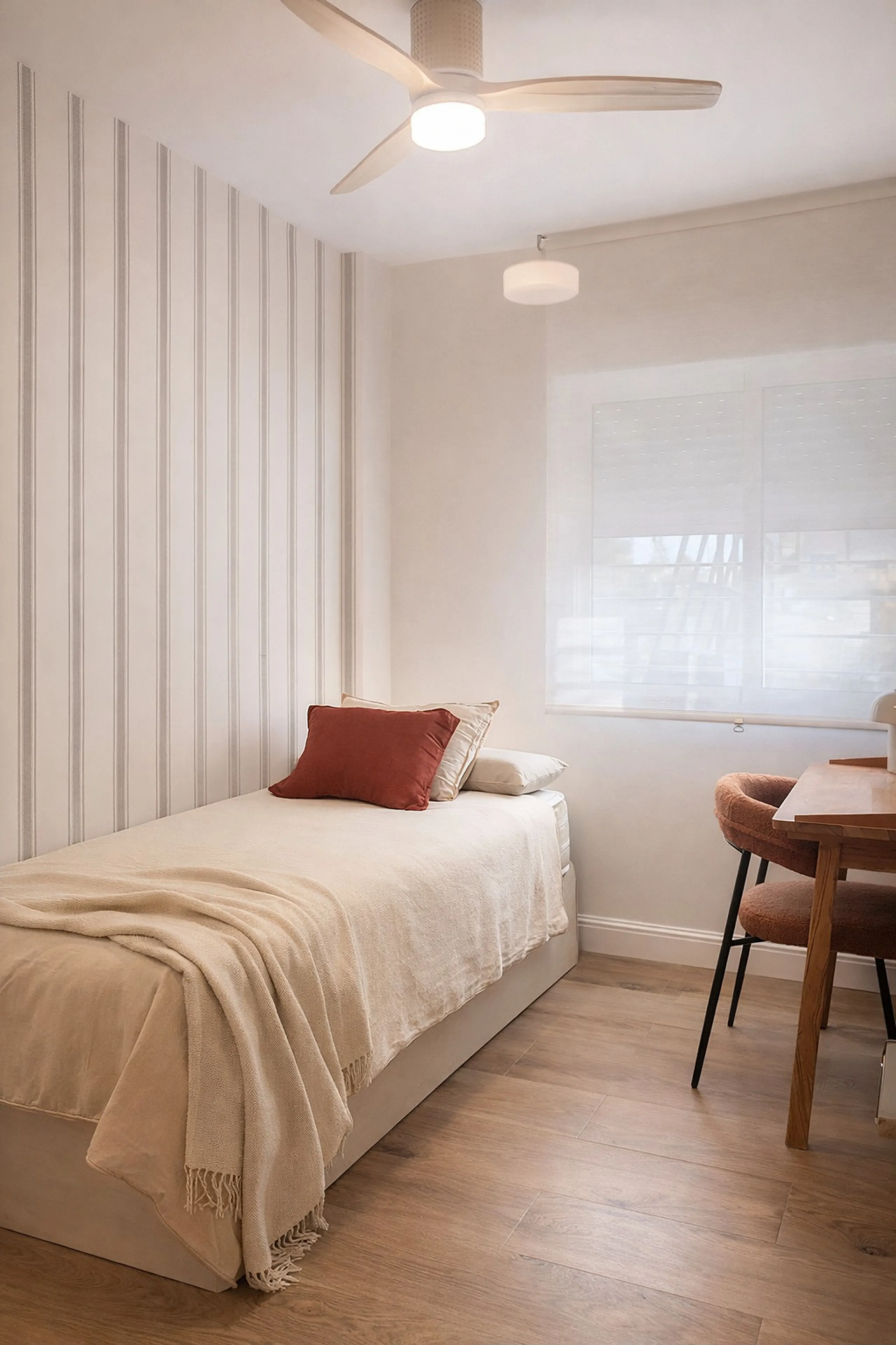 Spectacular 120 m² apartment, recently renovated with high-quality materials and finishes. The property is delivered fully furnished and ready to move in, decorated with exclusive furniture and equipped with top-of-the-line appliances, offering a modern, 