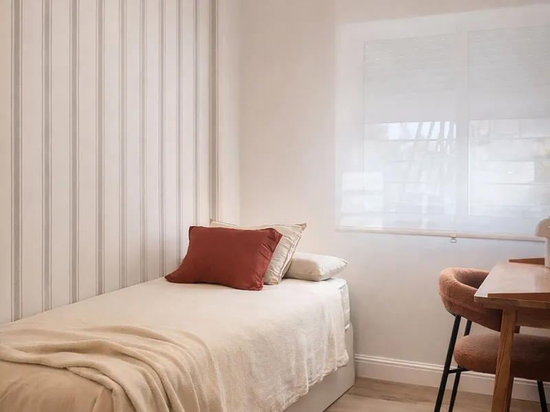 Spectacular 120 m² apartment, recently renovated with high-quality materials and finishes. The property is delivered fully furnished and ready to move in, decorated with exclusive furniture and equipped with top-of-the-line appliances, offering a modern, 