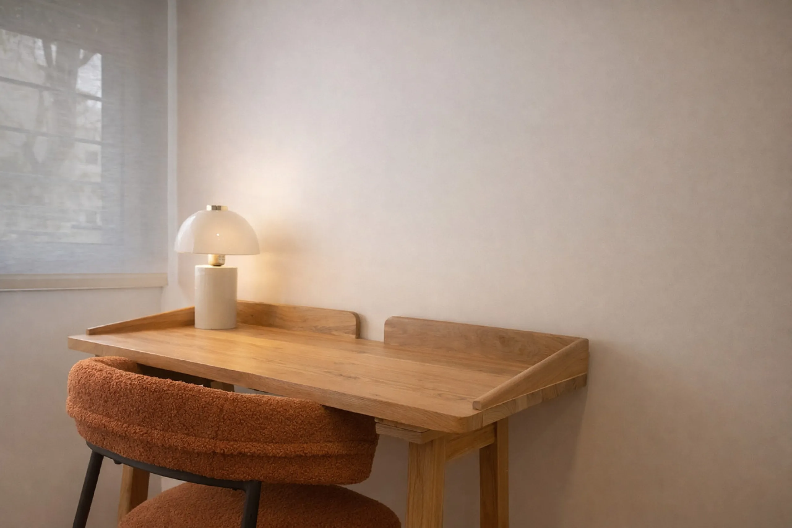 Spectacular 120 m² apartment, recently renovated with high-quality materials and finishes. The property is delivered fully furnished and ready to move in, decorated with exclusive furniture and equipped with top-of-the-line appliances, offering a modern, 