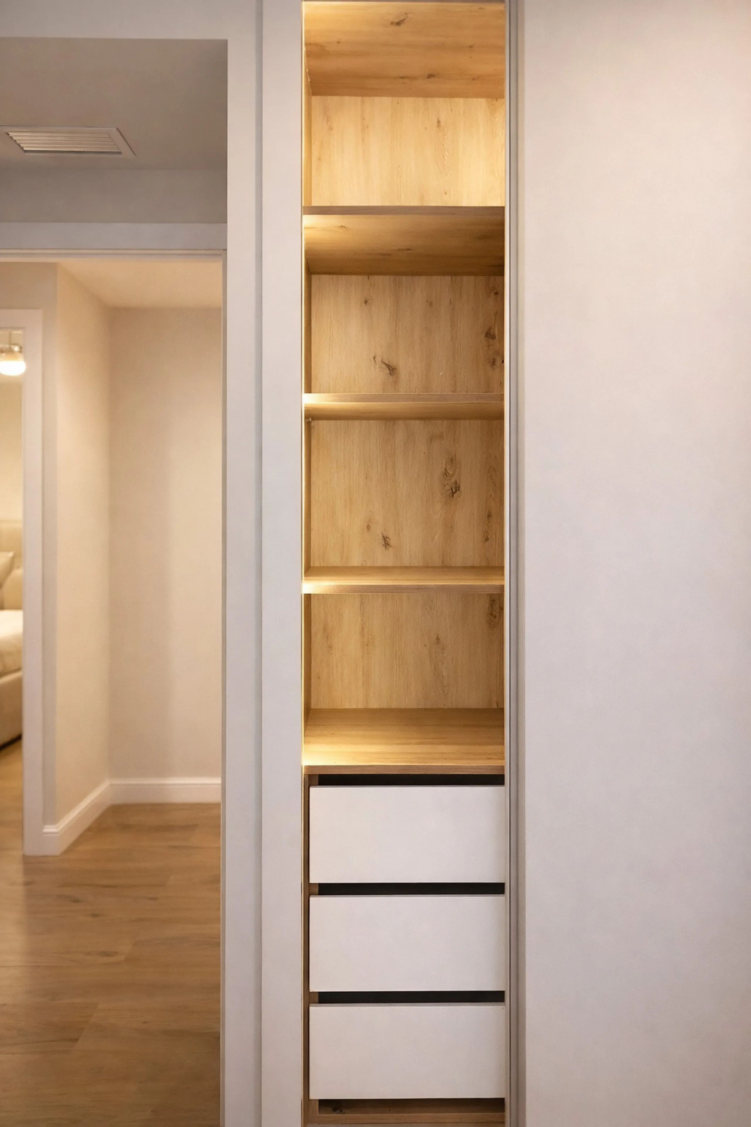 Spectacular 120 m² apartment, recently renovated with high-quality materials and finishes. The property is delivered fully furnished and ready to move in, decorated with exclusive furniture and equipped with top-of-the-line appliances, offering a modern, 