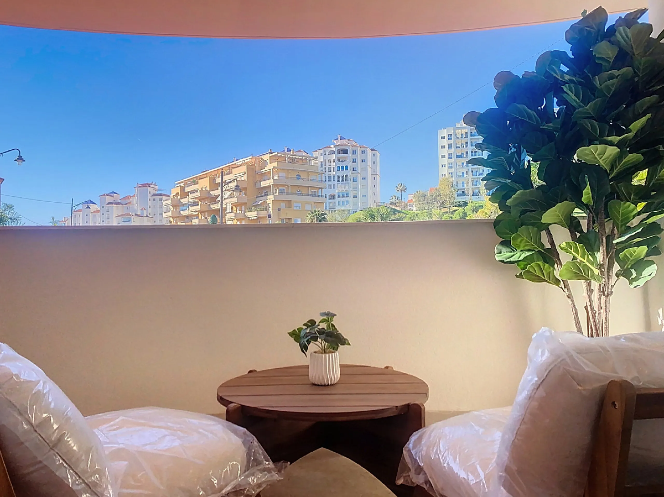 Spectacular 120 m² apartment, recently renovated with high-quality materials and finishes. The property is delivered fully furnished and ready to move in, decorated with exclusive furniture and equipped with top-of-the-line appliances, offering a modern, 