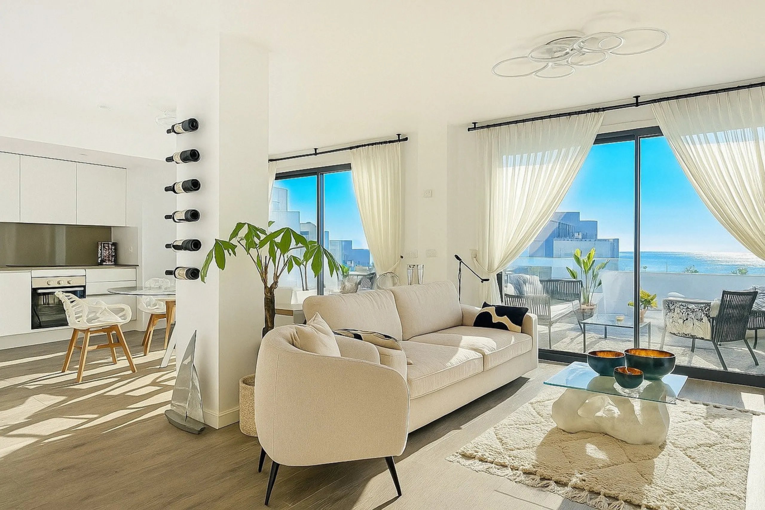 This duplex penthouse is located in the Serenity Views Urbanization, in West Estepona, and stands out for its impressive sea views and spaciousness. The property, situated in a gated community, offers the tranquility of living close to the sea and the con