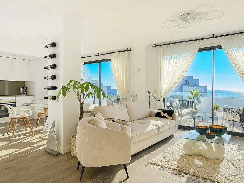 This duplex penthouse is located in the Serenity Views Urbanization, in West Estepona, and stands out for its impressive sea views and spaciousness. The property, situated in a gated community, offers the tranquility of living close to the sea and the con