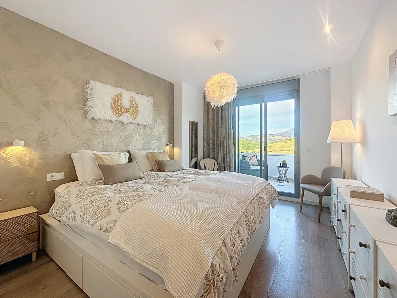This duplex penthouse is located in the Serenity Views Urbanization, in West Estepona, and stands out for its impressive sea views and spaciousness. The property, situated in a gated community, offers the tranquility of living close to the sea and the con
