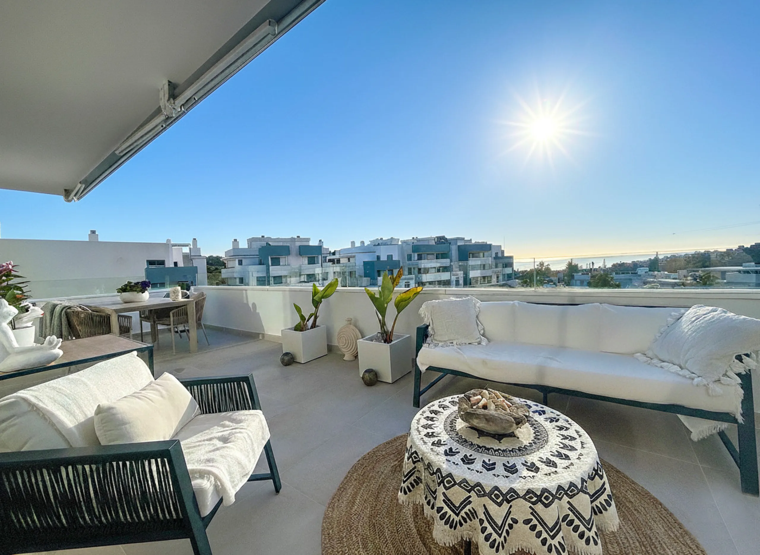 This duplex penthouse is located in the Serenity Views Urbanization, in West Estepona, and stands out for its impressive sea views and spaciousness. The property, situated in a gated community, offers the tranquility of living close to the sea and the con