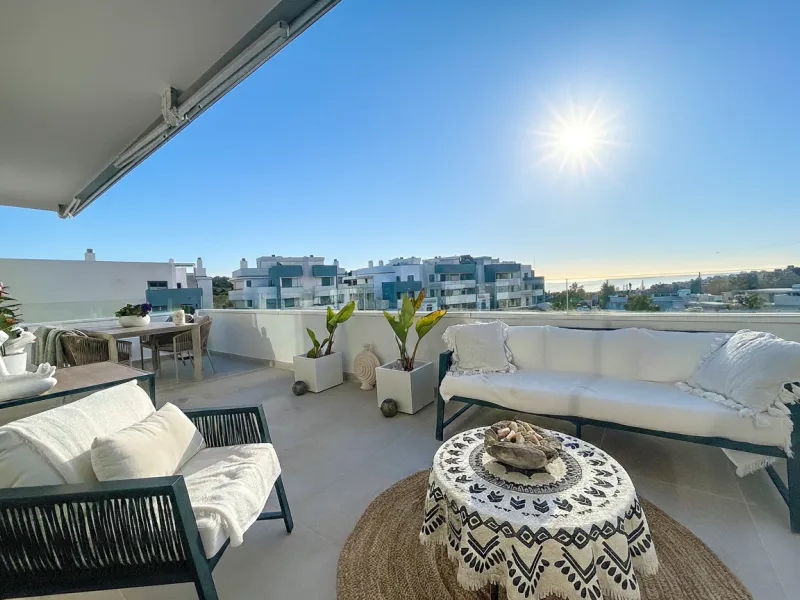 This duplex penthouse is located in the Serenity Views Urbanization, in West Estepona, and stands out for its impressive sea views and spaciousness. The property, situated in a gated community, offers the tranquility of living close to the sea and the con
